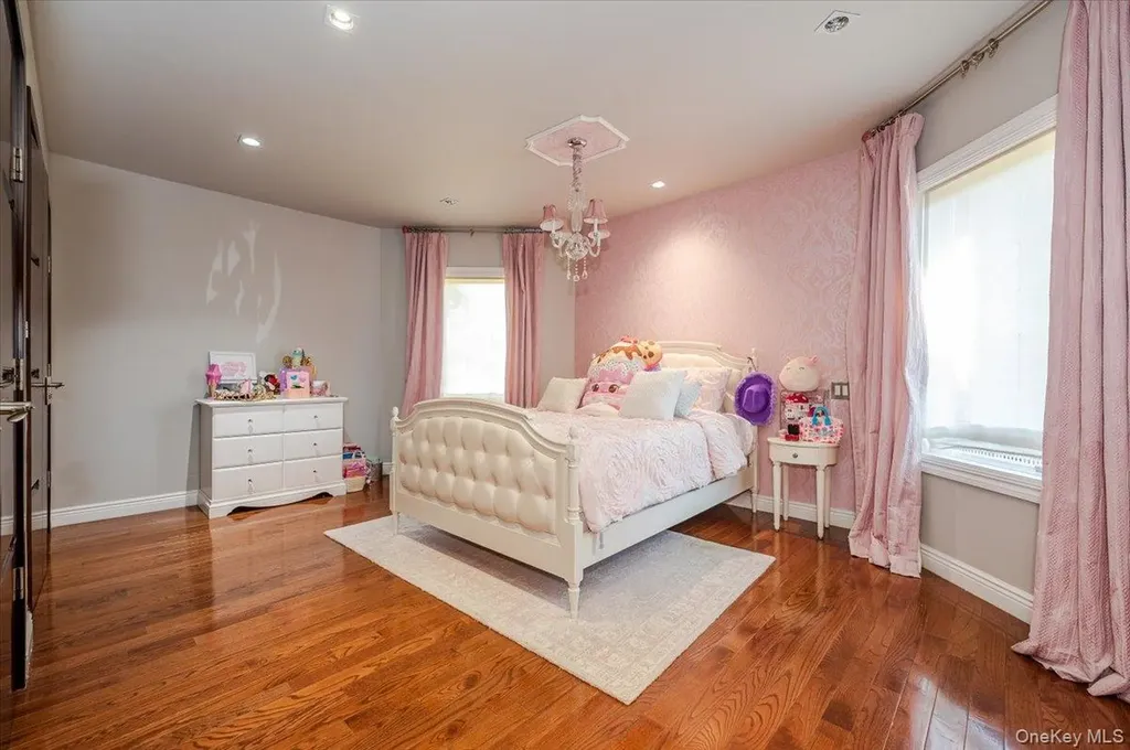 25 Edgewater Lane Great Neck NY 11023