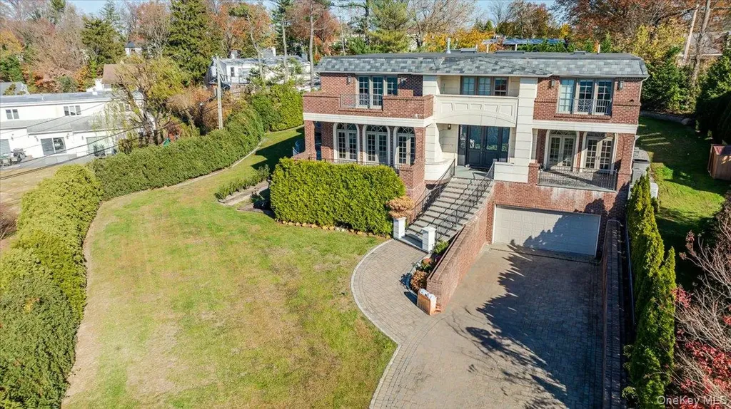25 Edgewater Lane Great Neck NY 11023