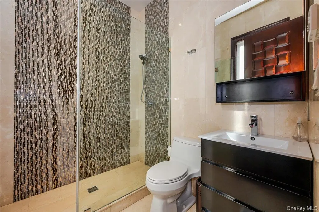 25 Edgewater Lane Great Neck NY 11023