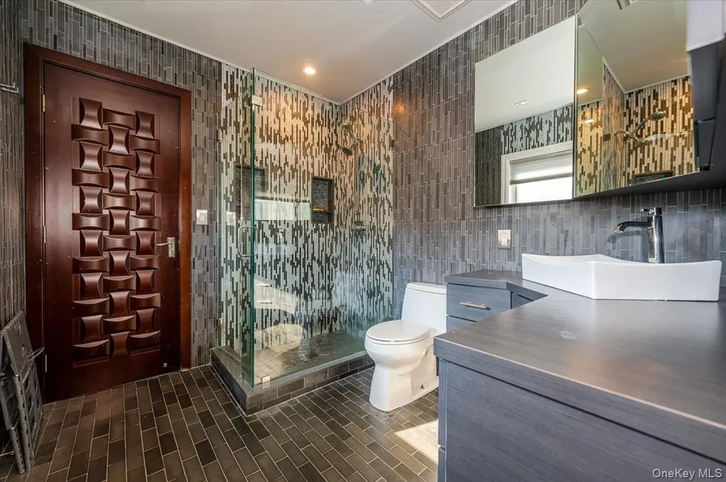25 Edgewater Lane Great Neck NY 11023