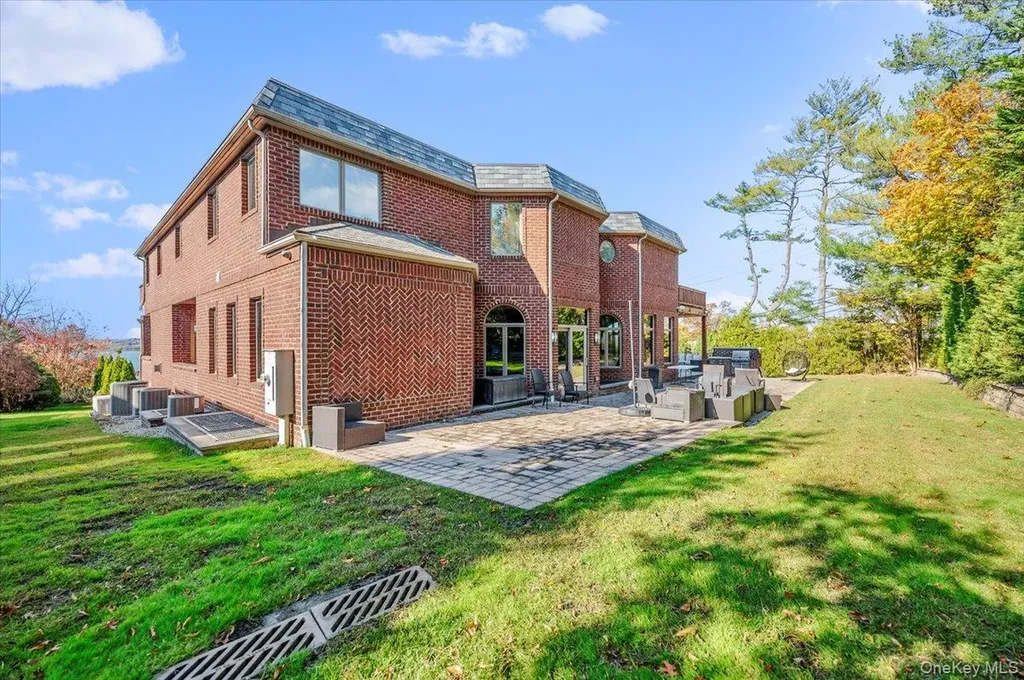 25 Edgewater Lane Great Neck NY 11023