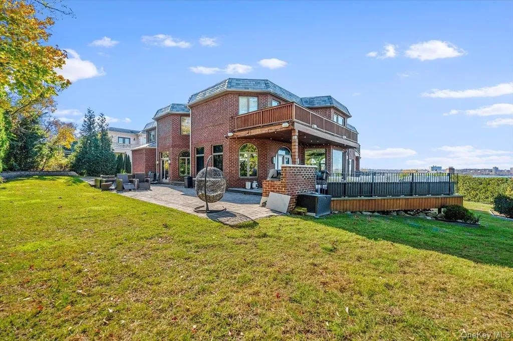 25 Edgewater Lane Great Neck NY 11023