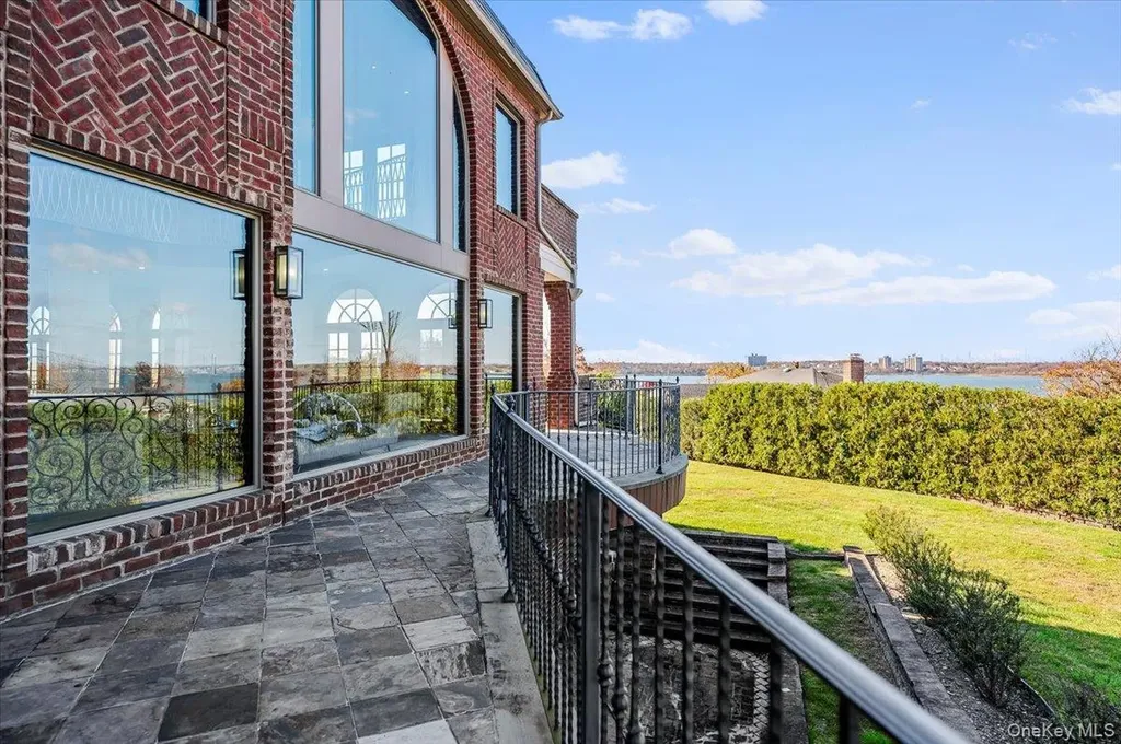 25 Edgewater Lane Great Neck NY 11023