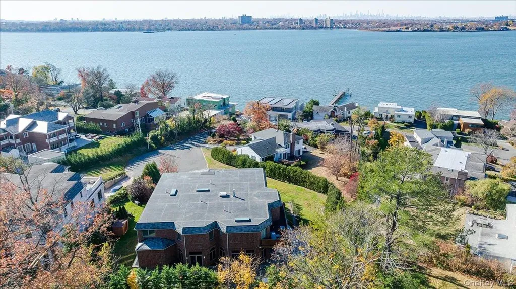 25 Edgewater Lane Great Neck NY 11023