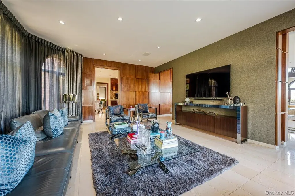 25 Edgewater Lane Great Neck NY 11023