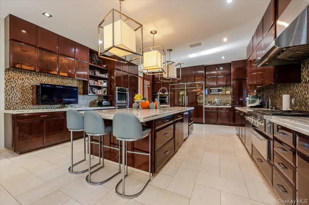 25 Edgewater Lane Great Neck NY 11023