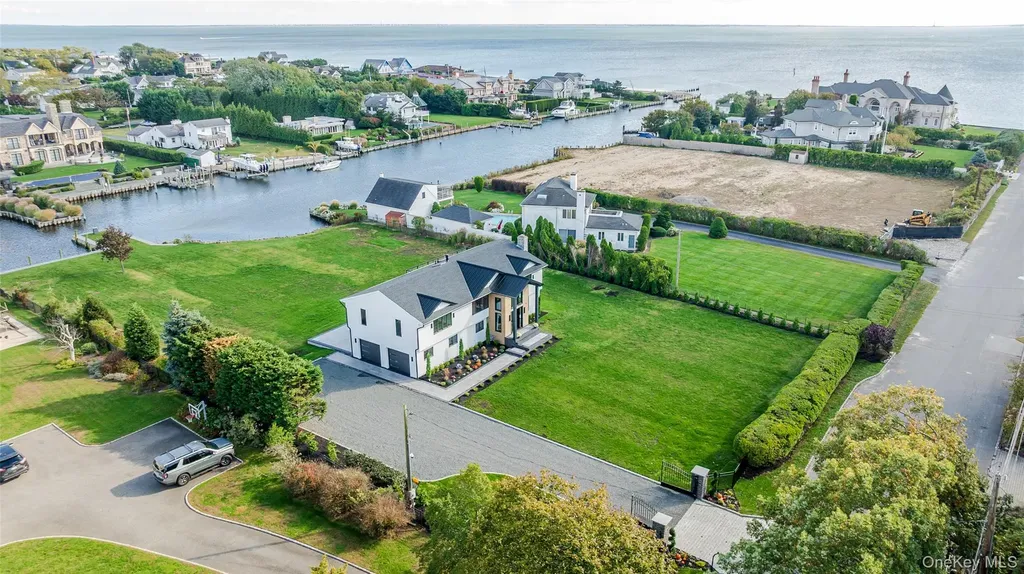 147 W Bayberry Road Islip NY 11751