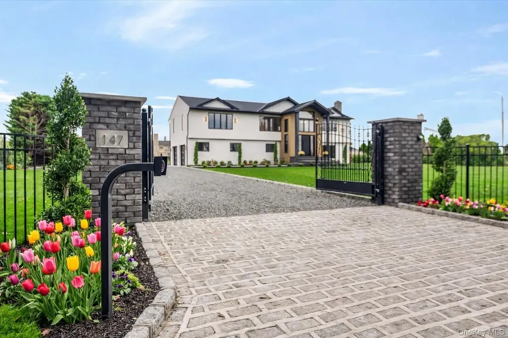 147 W Bayberry Road Islip NY 11751
