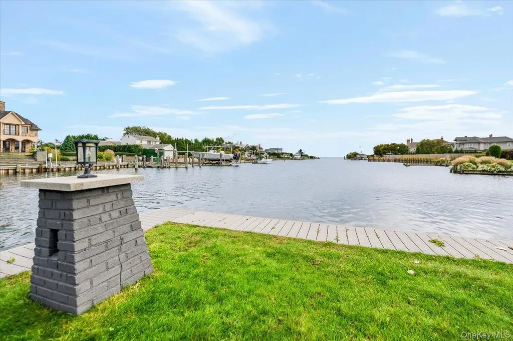 147 W Bayberry Road Islip NY 11751