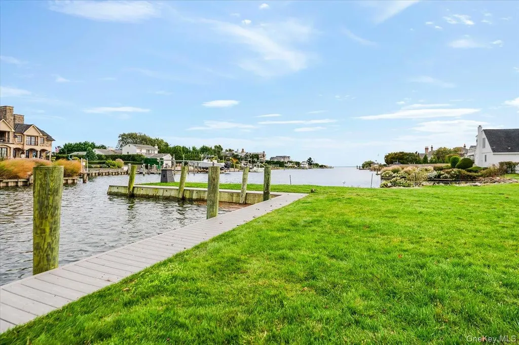 147 W Bayberry Road Islip NY 11751