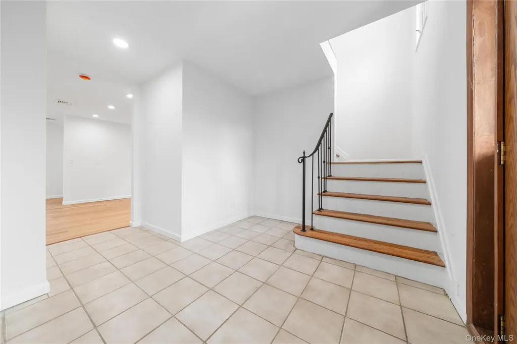 16 Johnson Place Freeport NY 11520