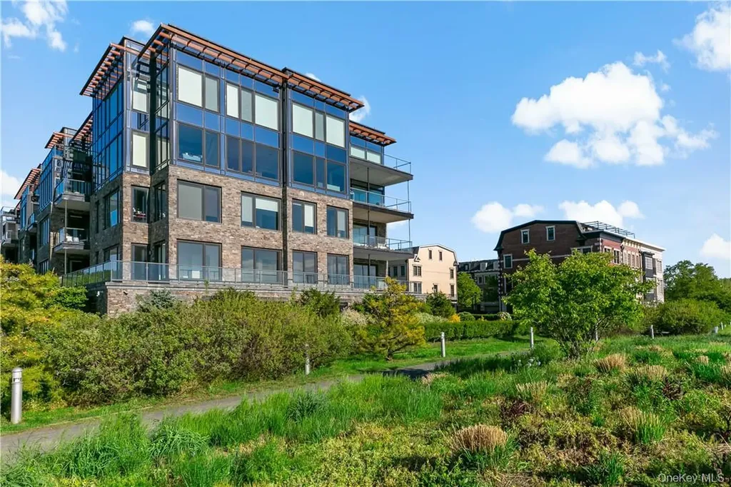 16 Rivers Edge Drive Tarrytown NY 10591