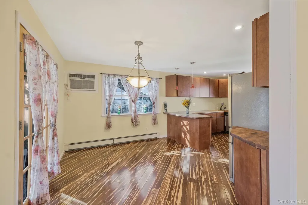 404 Vanderbilt Boulevard Oakdale NY 11769