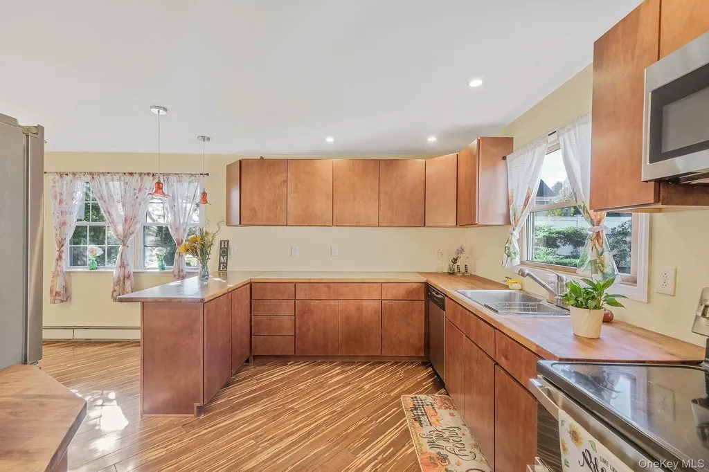 404 Vanderbilt Boulevard Oakdale NY 11769