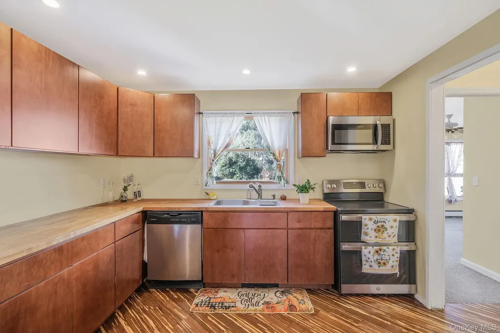 404 Vanderbilt Boulevard Oakdale NY 11769