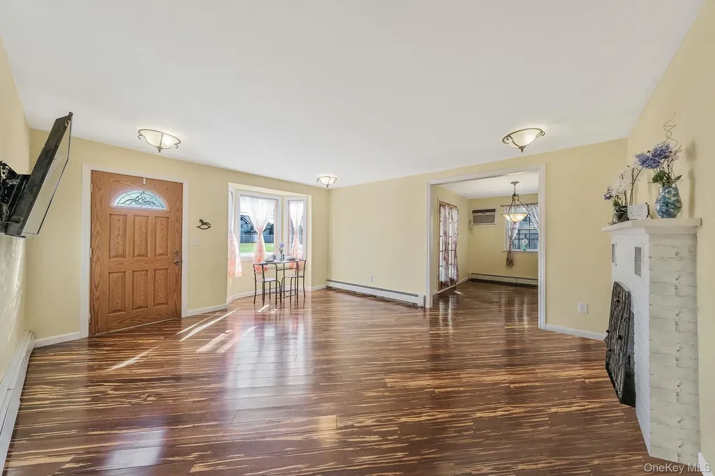 404 Vanderbilt Boulevard Oakdale NY 11769