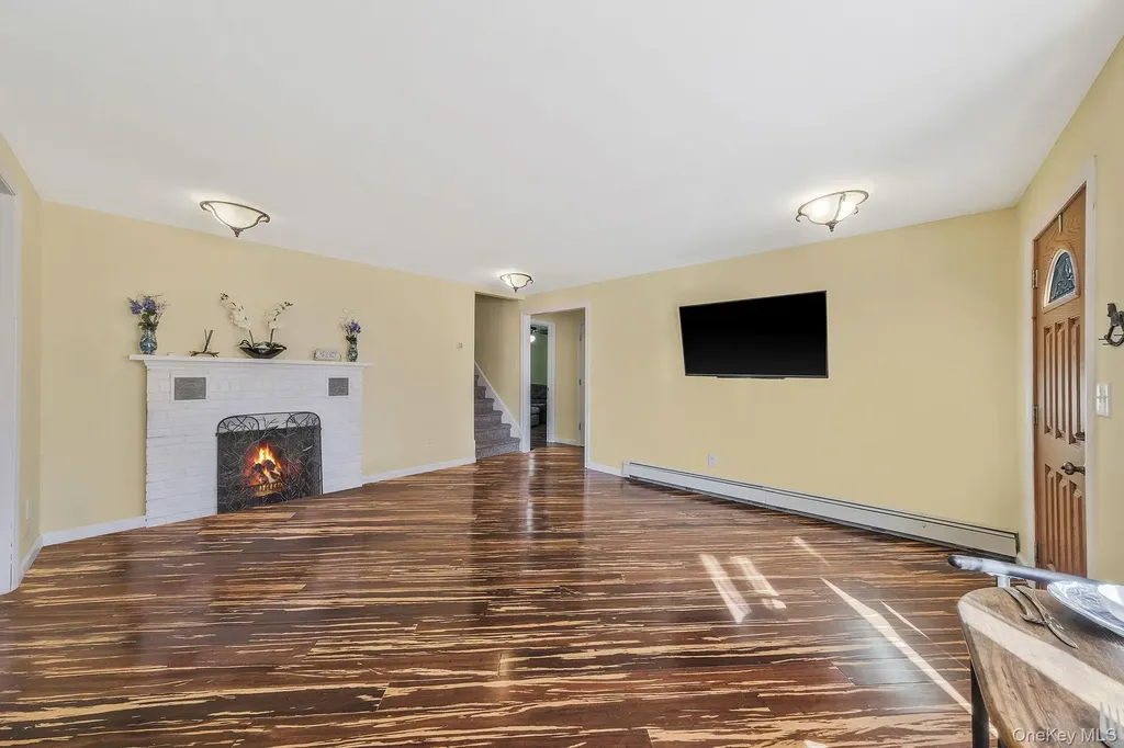 404 Vanderbilt Boulevard Oakdale NY 11769