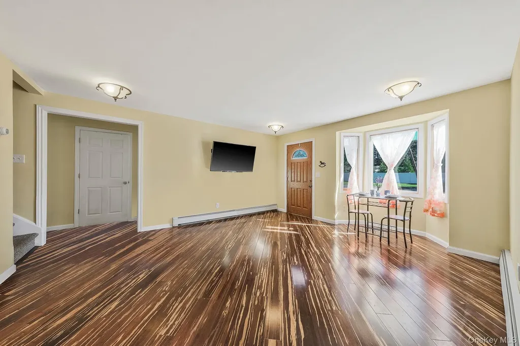 404 Vanderbilt Boulevard Oakdale NY 11769
