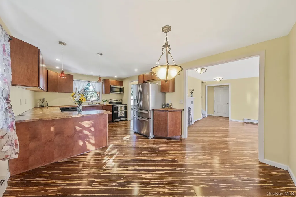 404 Vanderbilt Boulevard Oakdale NY 11769
