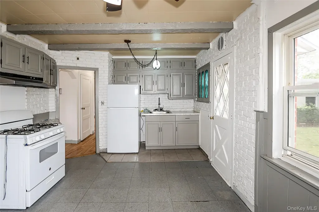 33 Cherry Lane Carle Place NY 11514