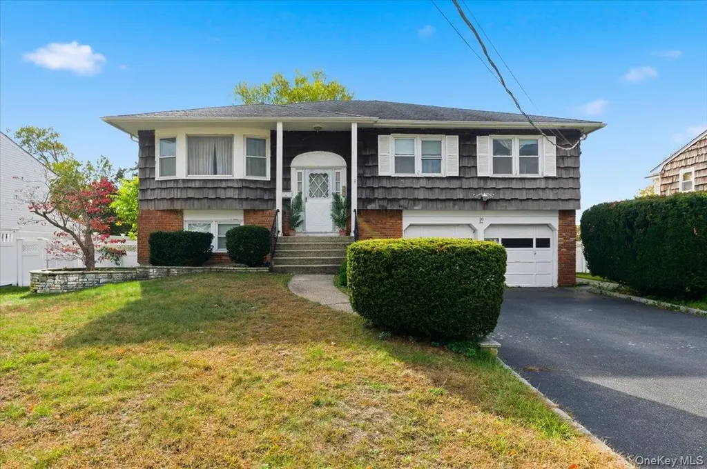 10 Gate Lane West Islip NY 11795