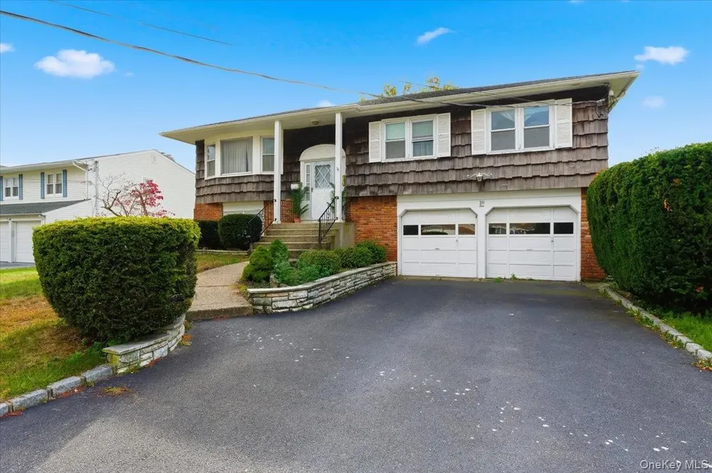 10 Gate Lane West Islip NY 11795