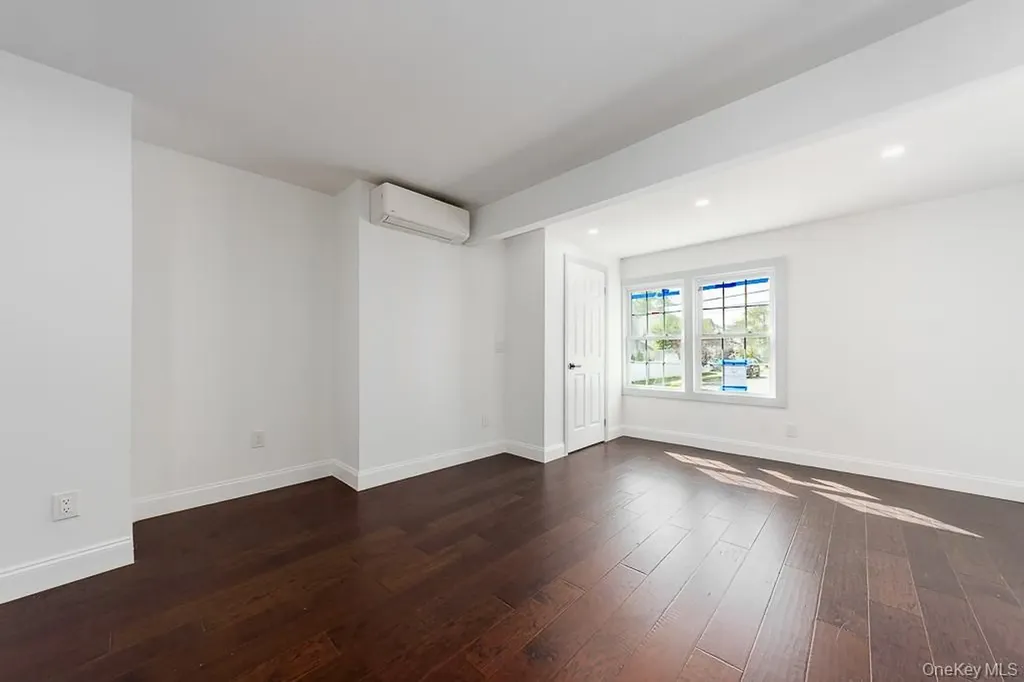 129 Cochran Place Valley Stream NY 11581