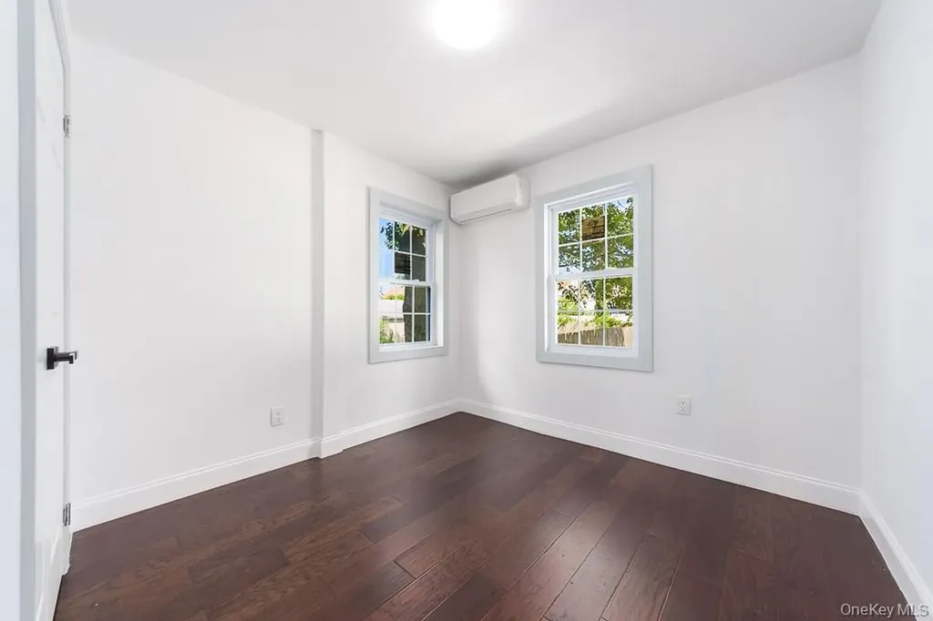 129 Cochran Place Valley Stream NY 11581