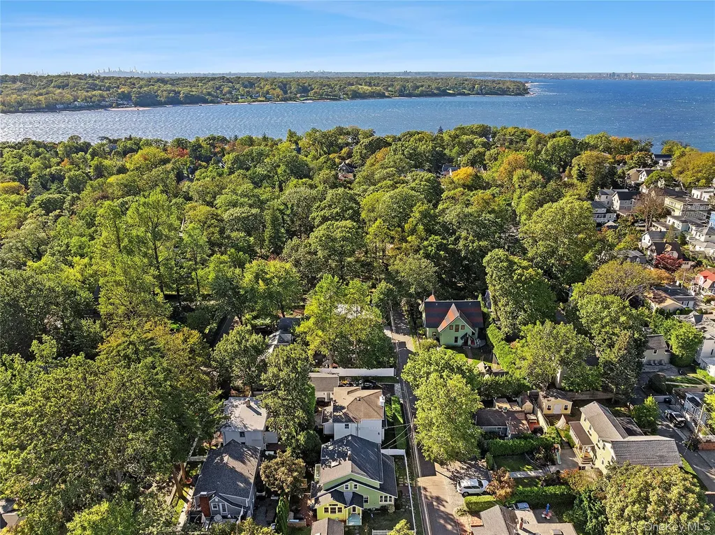 71 15th Avenue Sea Cliff NY 11579