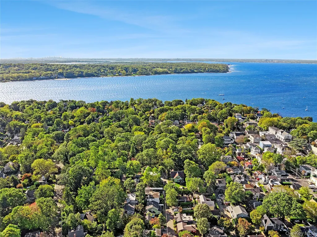71 15th Avenue Sea Cliff NY 11579