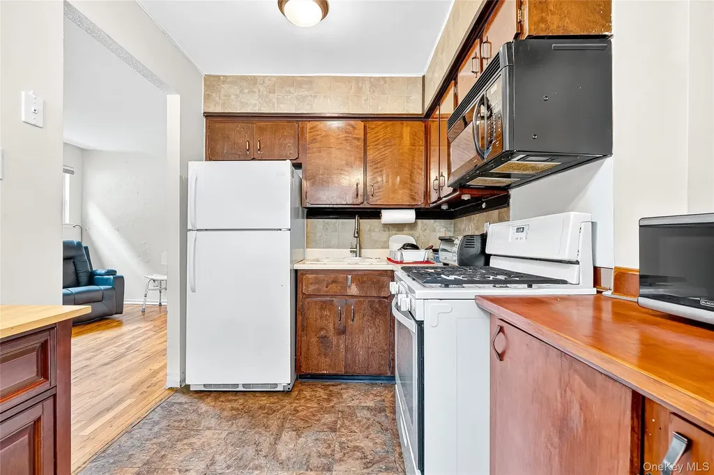 280 Throggs Neck Boulevard Bronx NY 10465
