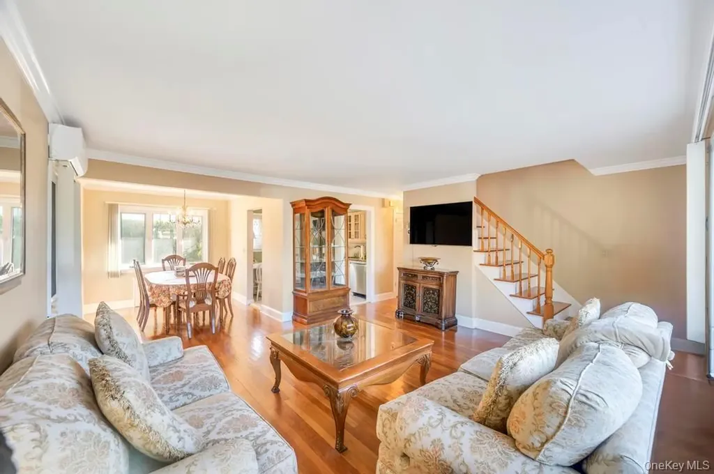 2 Ash Place New Hyde Park NY 11040