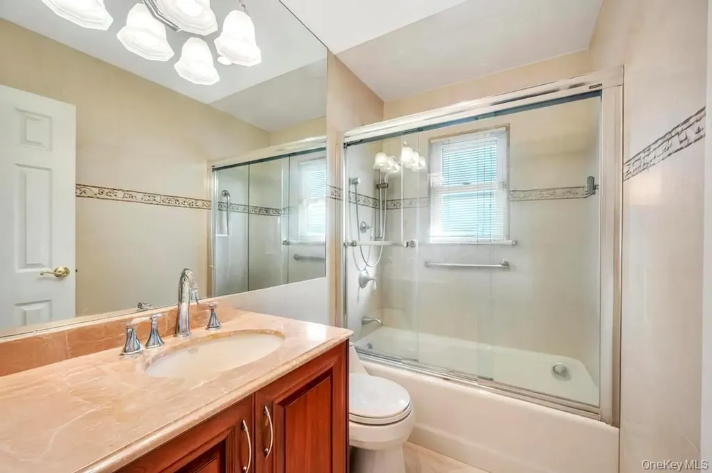 2 Ash Place New Hyde Park NY 11040