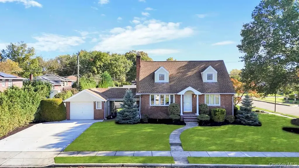 2 Ash Place New Hyde Park NY 11040