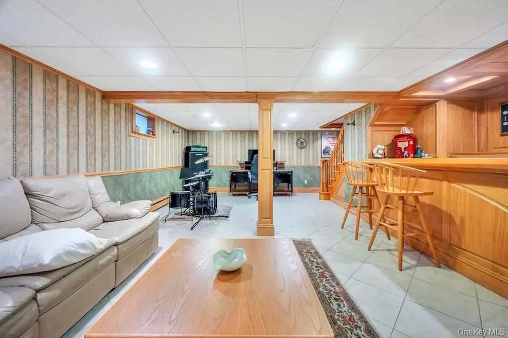 2 Ash Place New Hyde Park NY 11040
