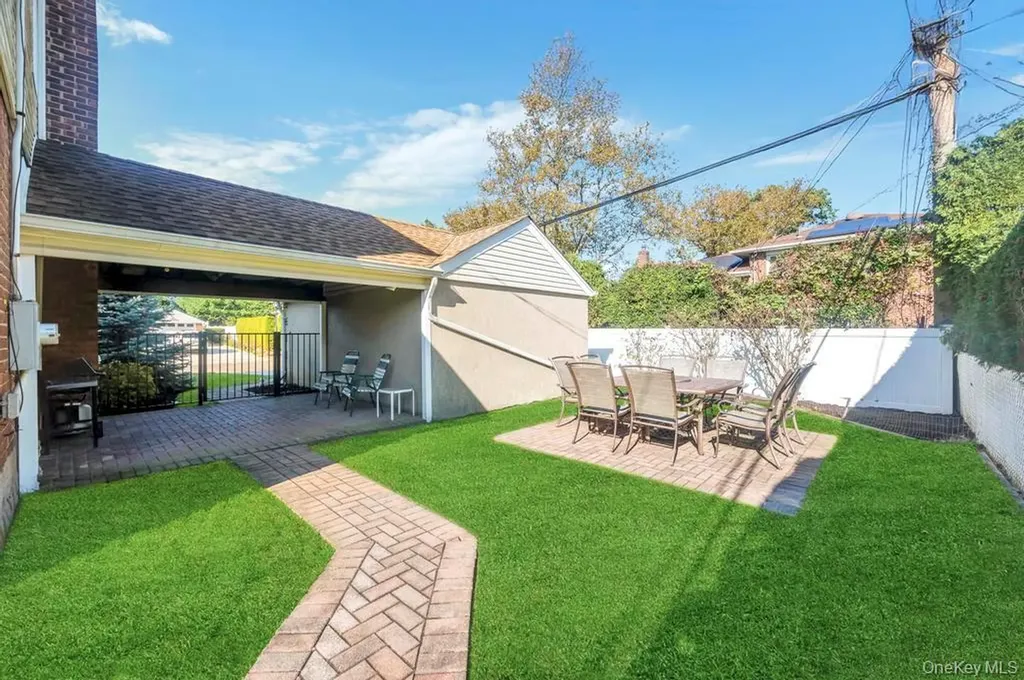 2 Ash Place New Hyde Park NY 11040