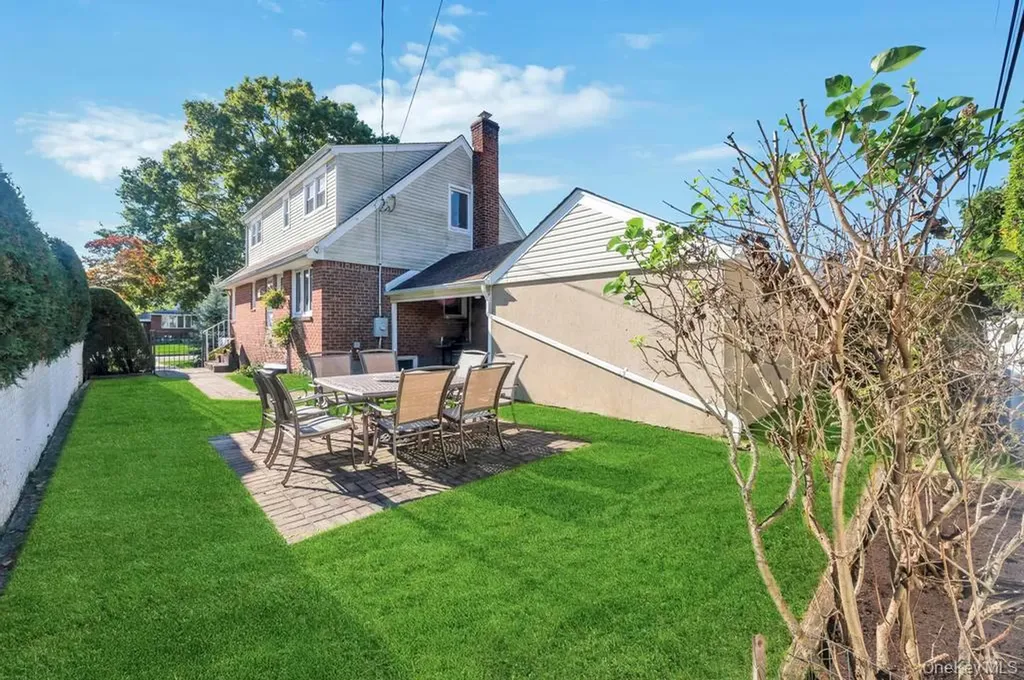 2 Ash Place New Hyde Park NY 11040
