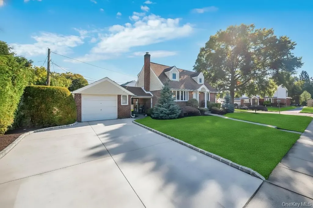 2 Ash Place New Hyde Park NY 11040