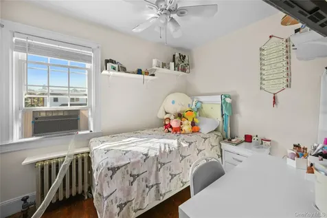 163-37 15 Drive Beechhurst NY 11357