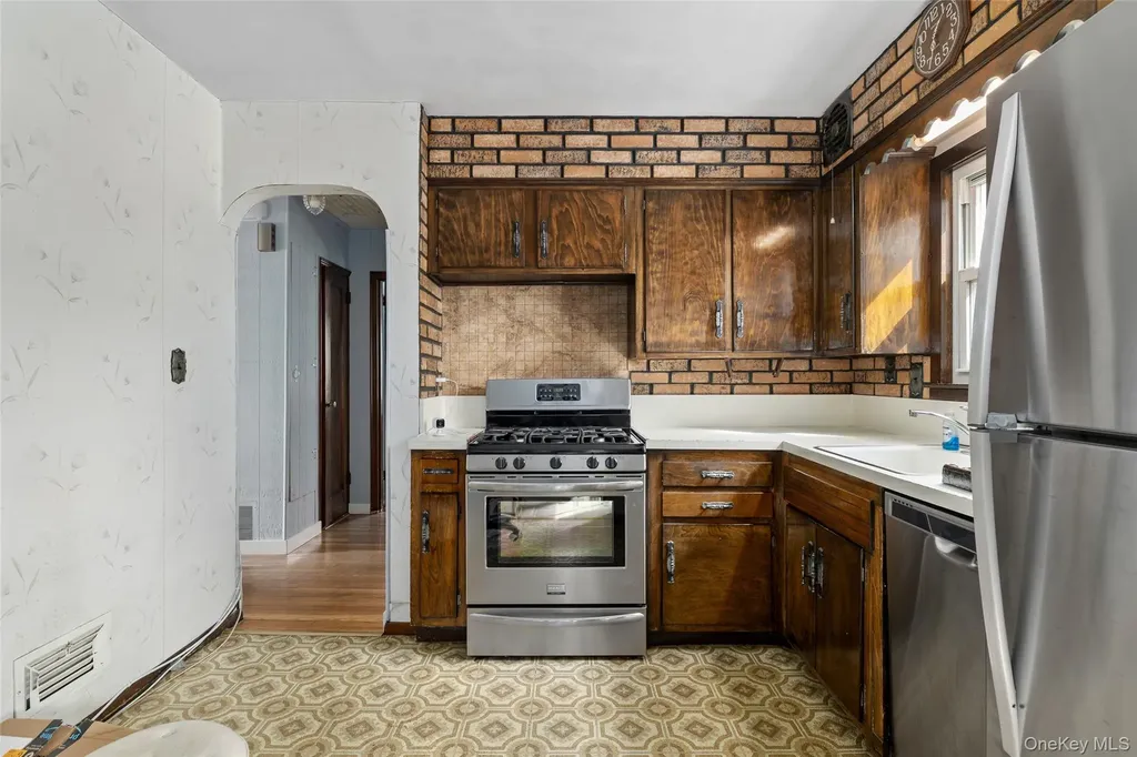 2975 Oceanside Road Oceanside NY 11572