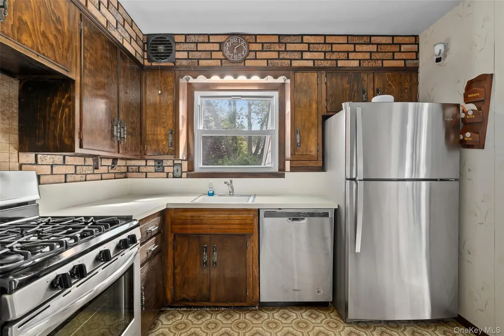 2975 Oceanside Road Oceanside NY 11572