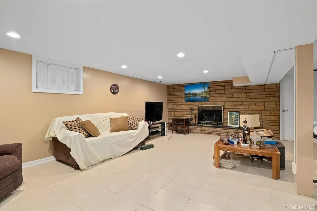 2975 Oceanside Road Oceanside NY 11572