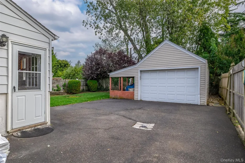 2975 Oceanside Road Oceanside NY 11572