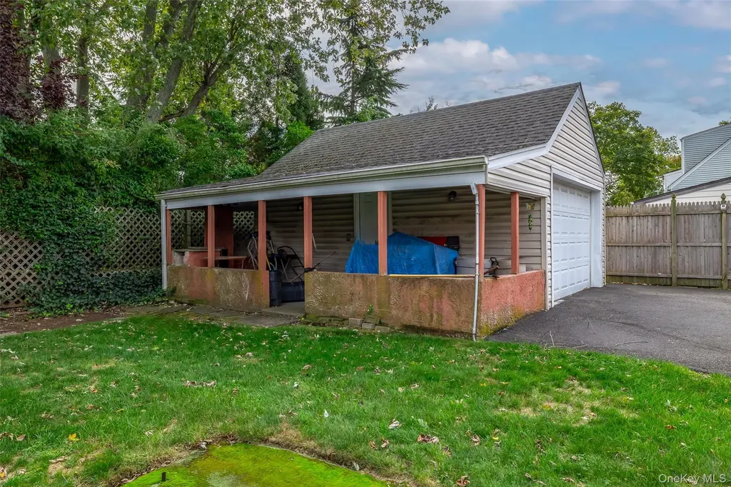 2975 Oceanside Road Oceanside NY 11572