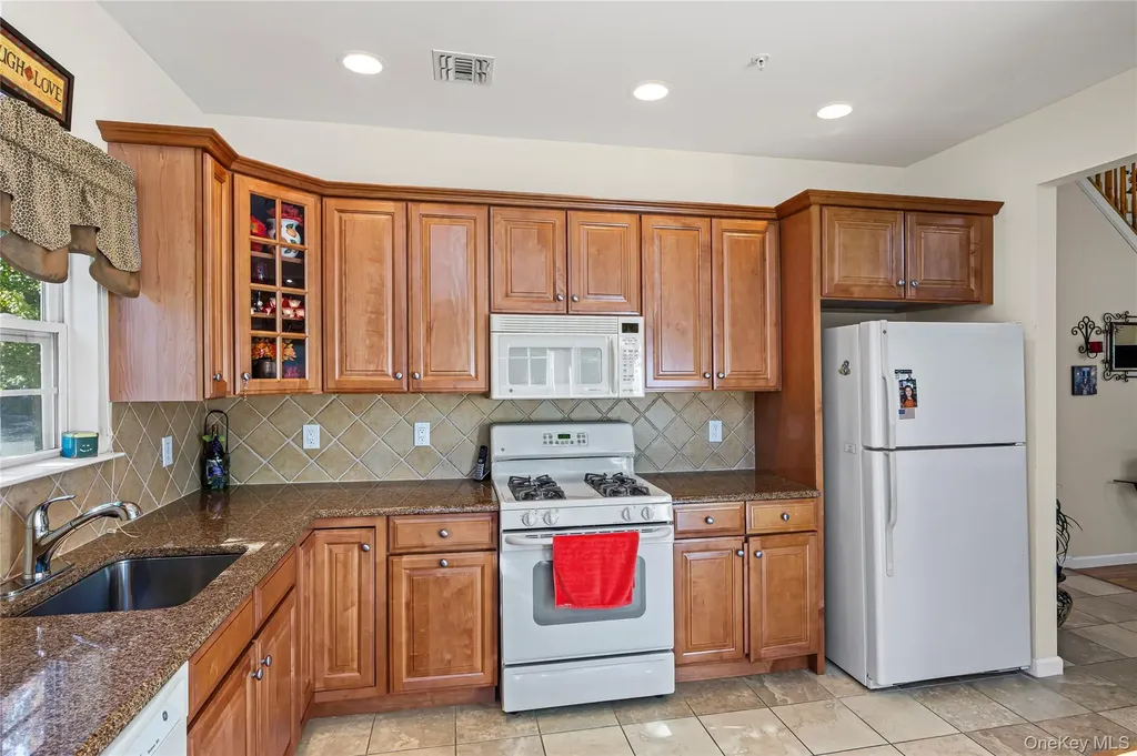 48 Avery Lane Miller Place NY 11764