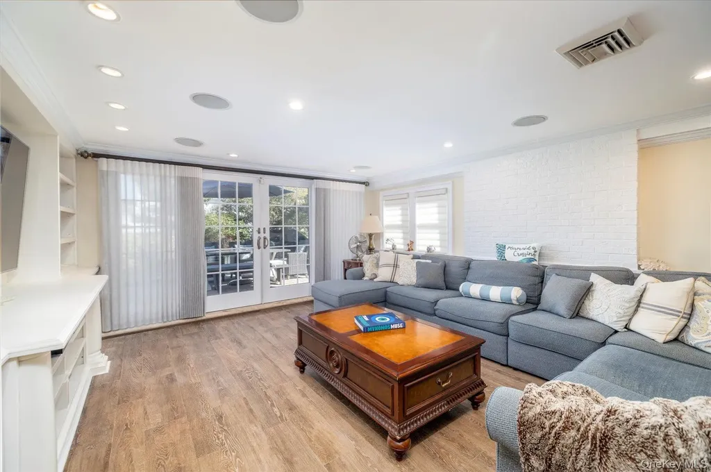 2863 Harbor Road Merrick NY 11566