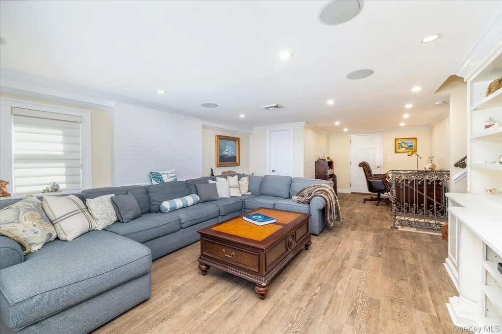 2863 Harbor Road Merrick NY 11566