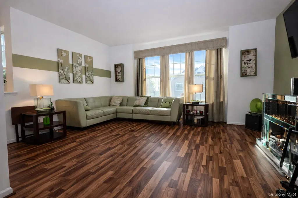 1404 Hawthorn Way New Windsor NY 12553