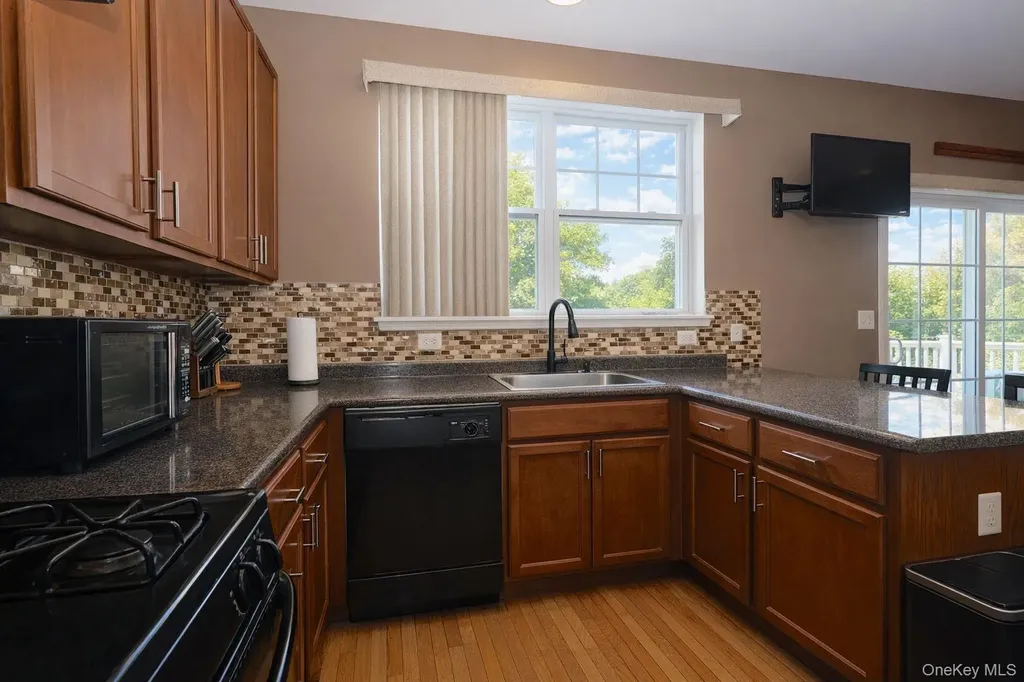 1404 Hawthorn Way New Windsor NY 12553