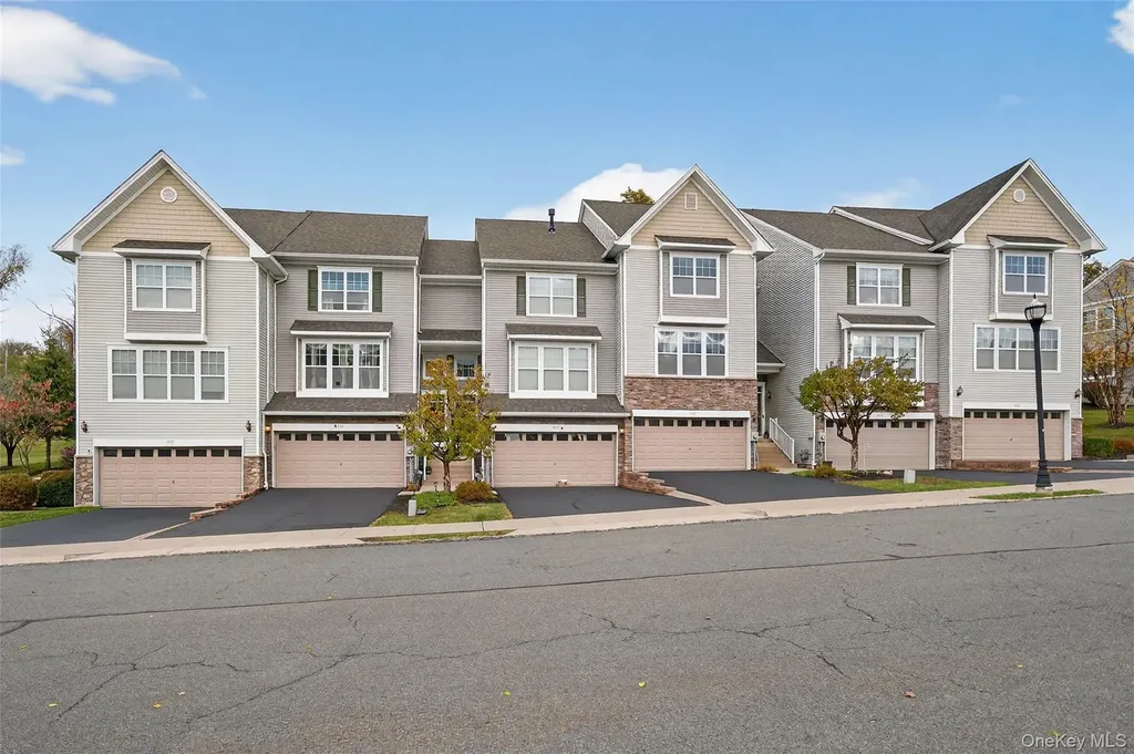 1404 Hawthorn Way New Windsor NY 12553